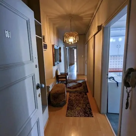 Center 3 Bedroom Apartment *